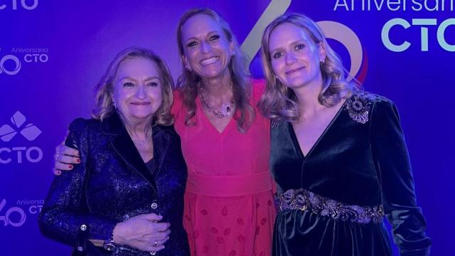 Pilar Díaz Aguilar (i.), fundadora de CTO, junto a sus hijas Pilar (c.) y Cristina (d.) Sánchez Díaz.