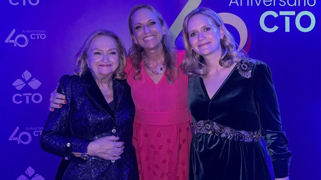 Pilar Díaz Aguilar (i.), fundadora de CTO, junto a sus hijas Pilar (c.) y Cristina (d.) Sánchez Díaz.