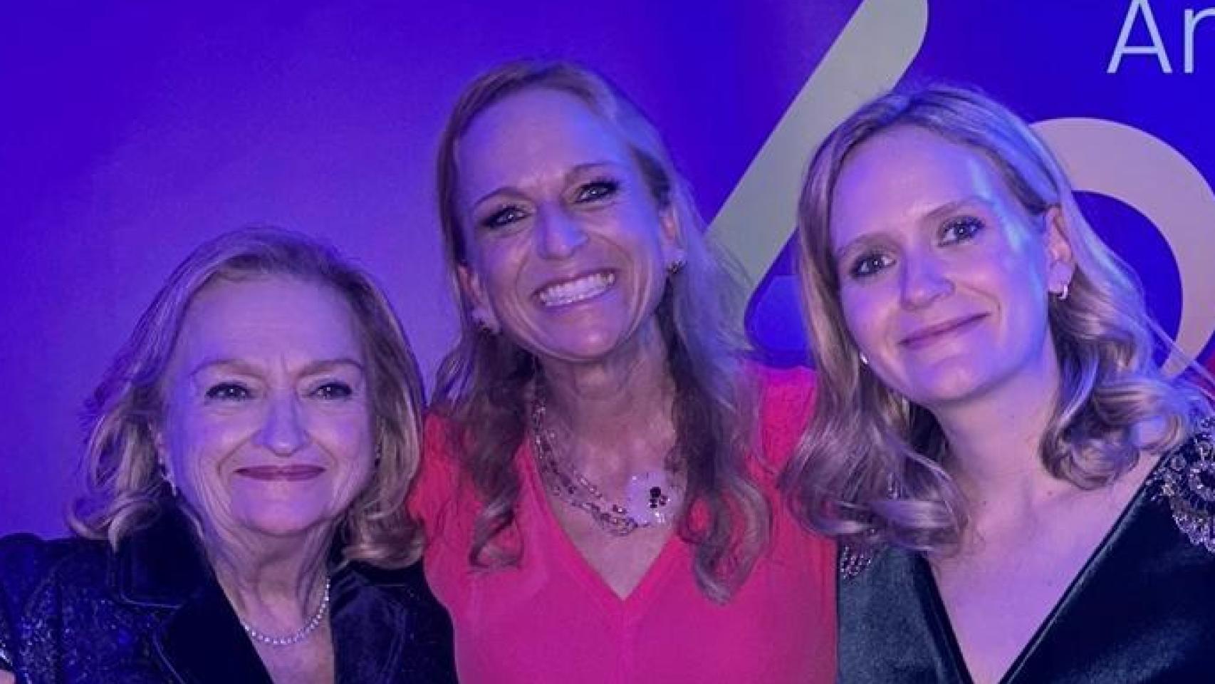 Pilar Díaz Aguilar (i.), fundadora de CTO, junto a sus hijas Pilar (c.) y Cristina (d.) Sánchez Díaz.