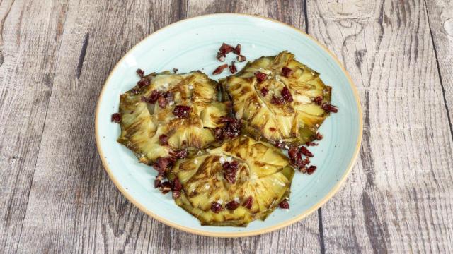 Plato de alcachofas.