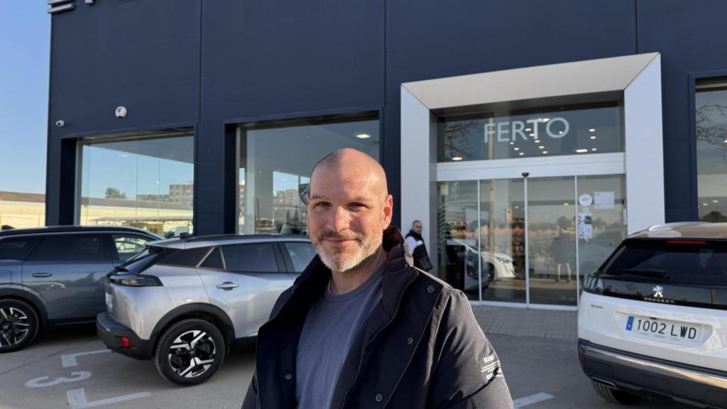 Vicente, en su concesionario Ferto. EE