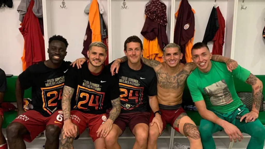 Ismael García junto con Davinson Sánchez, Icardi, Lucas Torreira y Muslera.
