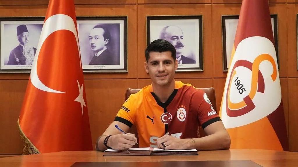 Álvaro Morata en la firma del contrato con el Galatasaray.