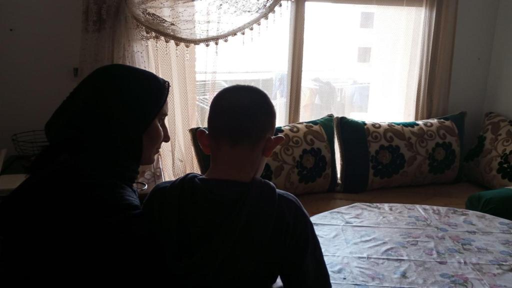 Majda, este viernes, abrazando a su hijo pequeño, de 8 años, en el piso de alquiler de Beniel donde su casero les quiere echar.