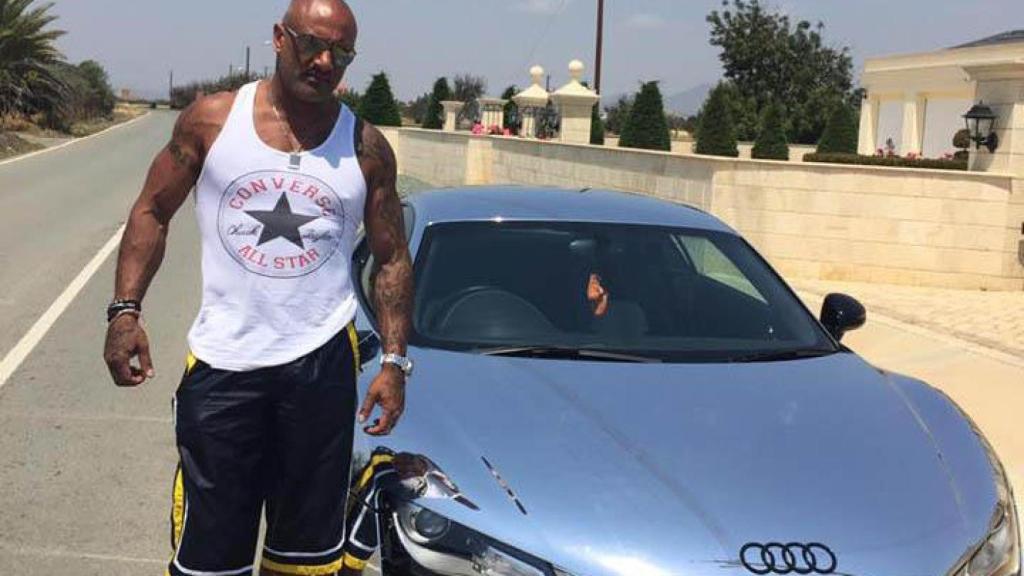 Chet Sandhu con uno de sus coches.