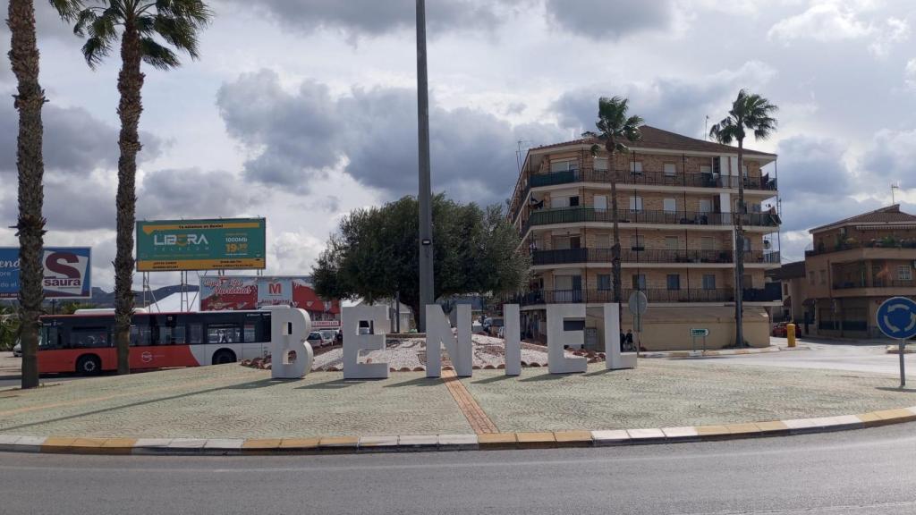 La rotonda que da acceso al municipio de Beniel.