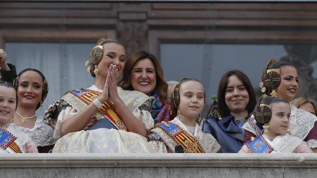 La ministra de Ciencia, Diana Morant, junto con la alcaldesa María José Catalá, y las falleras mayores Berta Peiró y Lucía García, en la primera 'mascletà' de las Fallas 2025. Efe / Manuel Bruque