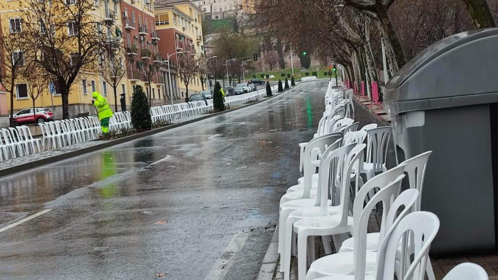Sillas vacías en la avenida de la Reconquista, por donde debería haber pasado el desfile.