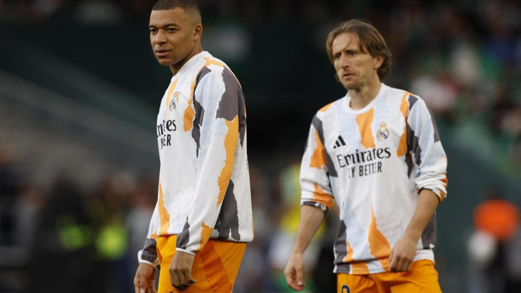 Mbappé y Luka Modric durante el calentamiento del Real Madrid.