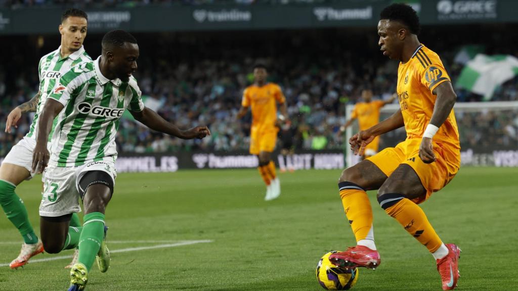 Vinicius encara a Sabaly durante el partido.