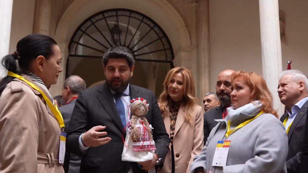El presidente de la Región de Murcia, Fernando López Miras, este viernes, recibiendo un regalo de la comitiva ucraniana.