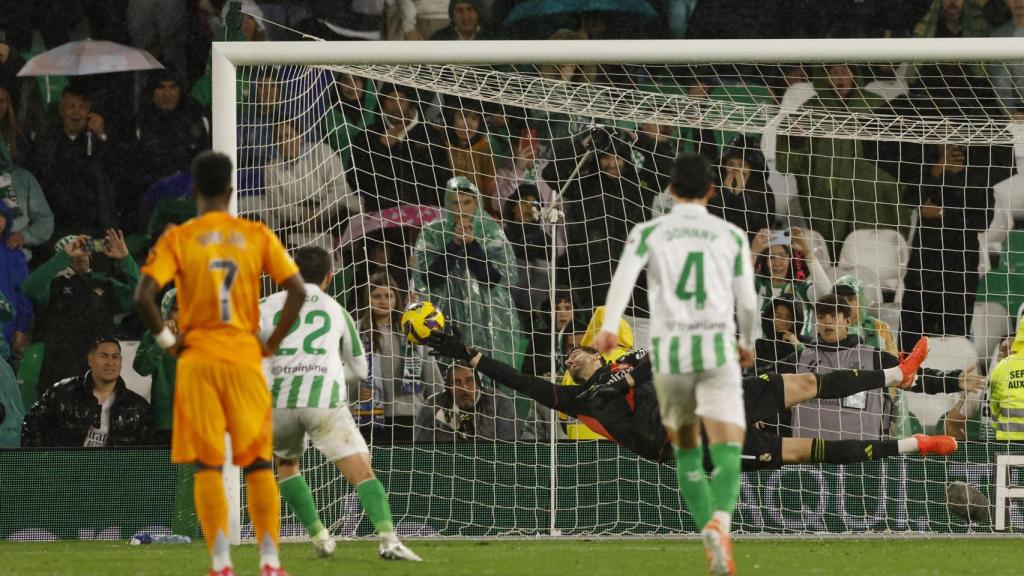 Isco transforma el penalti para adelantar al Betis ante el Real Madrid.