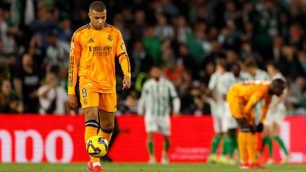 Mbappé se lamenta tras el gol del empate de Johnny Cardoso.