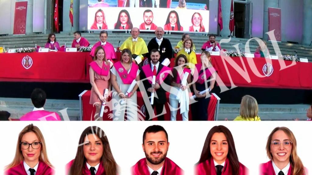 Jésica, primera por la izquierda, en el acto de graduación de la Universidad Complutense al que acudió el exministro José Luis Ábalos.