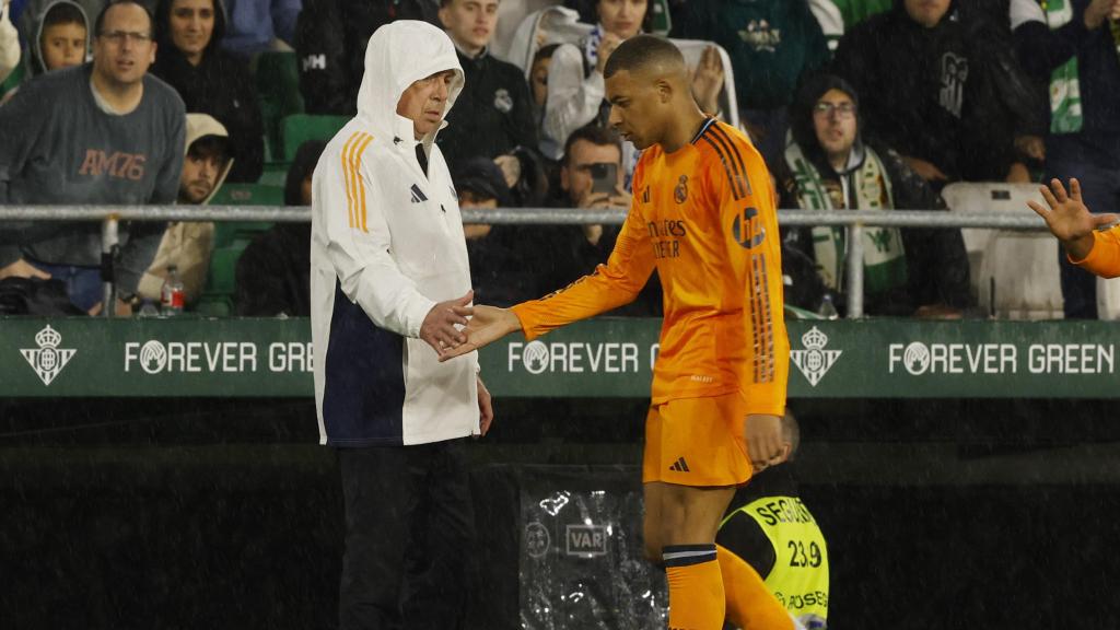 Mbappé saluda a Ancelotti tras el cambio efectuado ante el Betis.