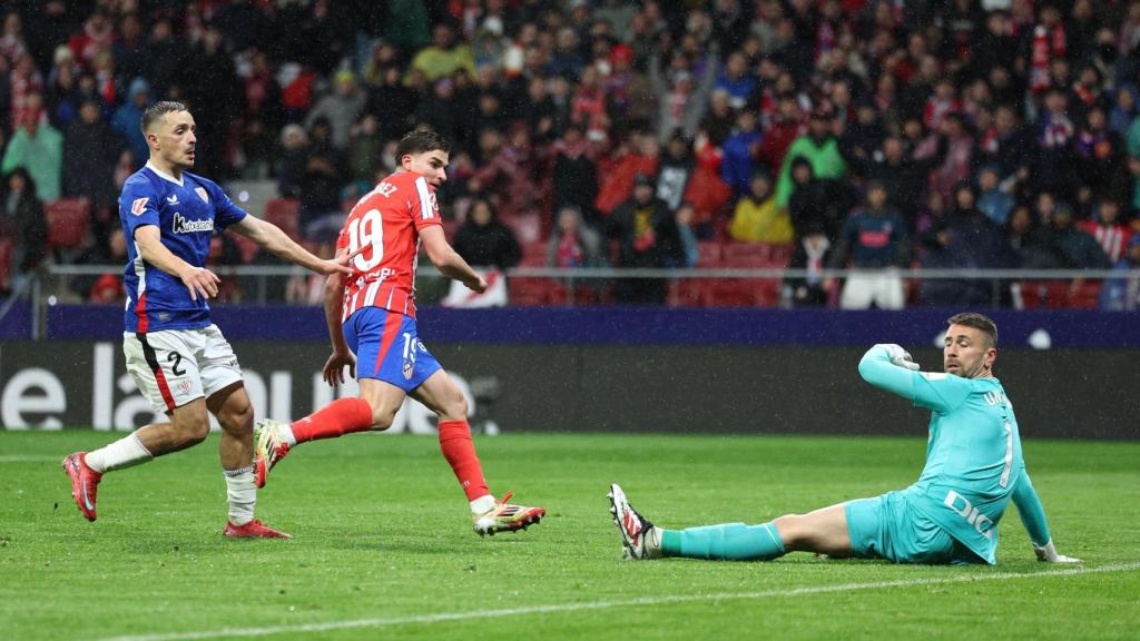 Julián Álvarez define ante Unai Simón para marcar el gol de la victoria.
