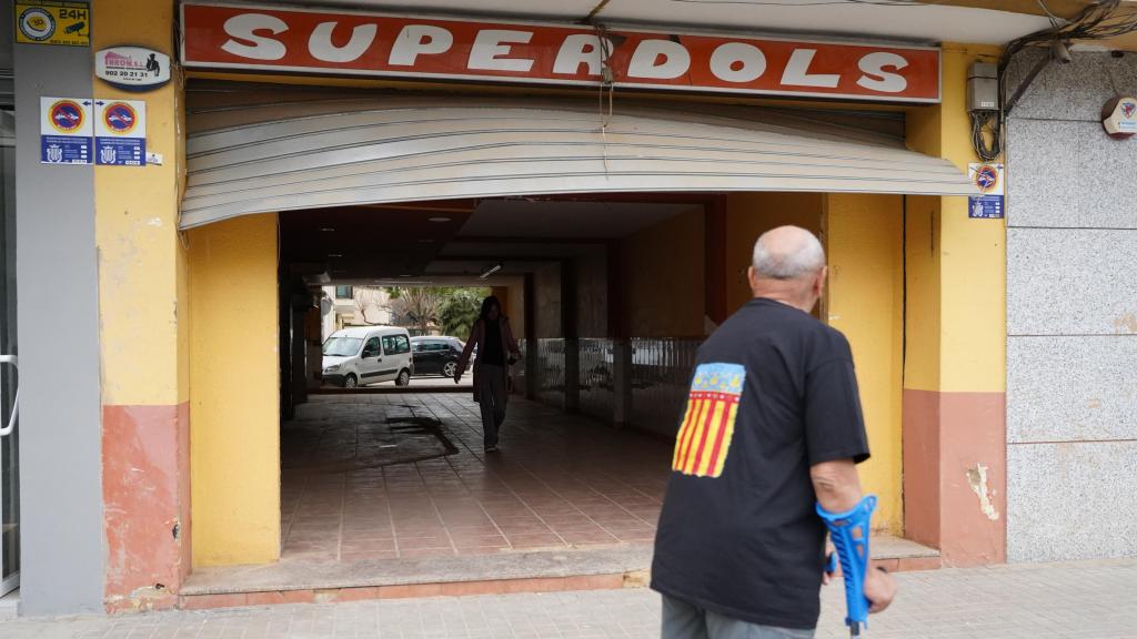 El bar completamente devastado que ahora sirve de pasadizo y atajo a vecinos en Alfafar. Raquel Granell