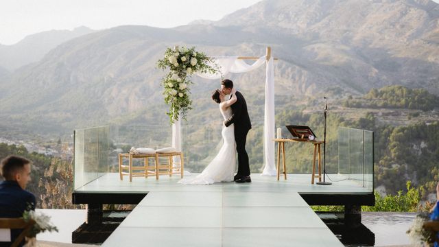 David y Blanca son una de las parejas que ha descubierto este espectacular lugar en Alicante.