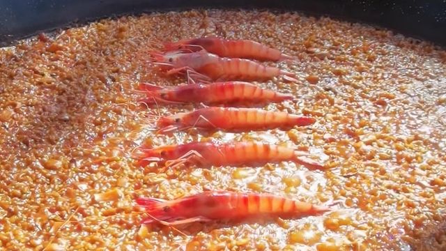 El espectacular arroz con gamba roja preparado en la presentación de las jornadas.