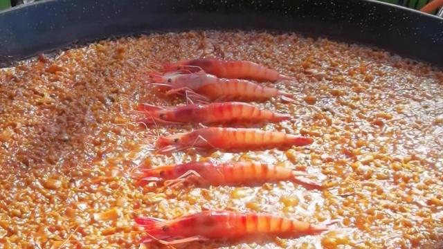 El espectacular arroz con gamba roja preparado en la presentación de las jornadas.