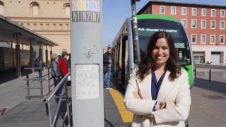 Tatiana Gaudes, junto a una de las paradas del bus de Don Jaime I.