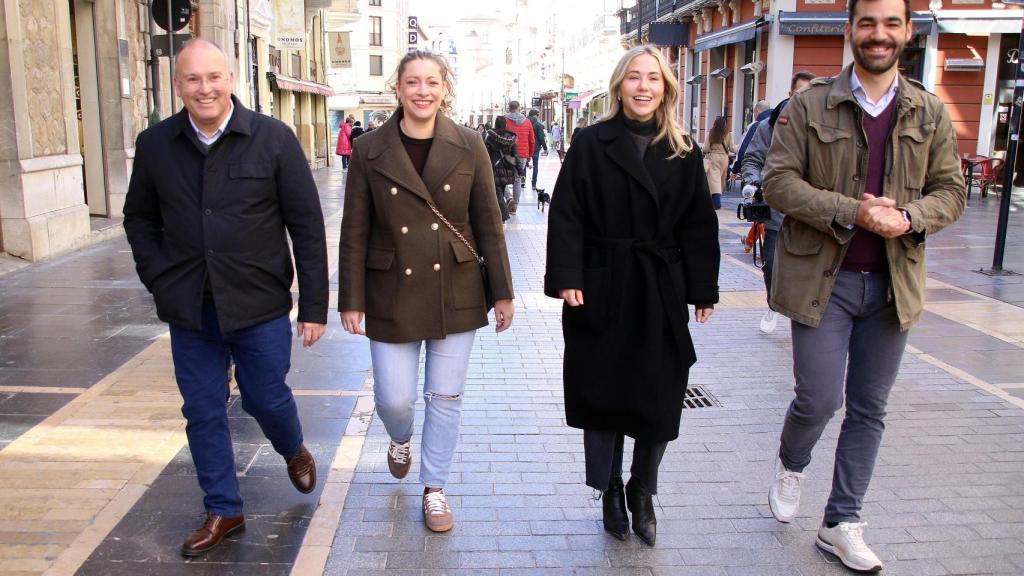El portavoz del PP en el Congreso de los Diputados, Miguel Tellado, visita el casco antiguo de León acompañado de la vicesecretaria nacional de Movilización y Reto Digital, Noelia Núñez, y de la presidenta provincial y vicesecretaria nacional de Sanidad y Educación, Ester Muñoz