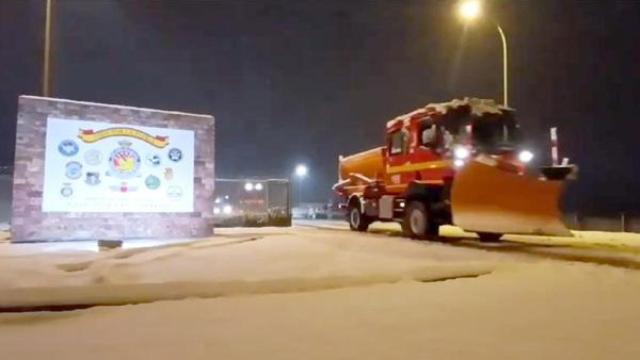 Vehículos de la UME quitando nieve en la provincia de Soria