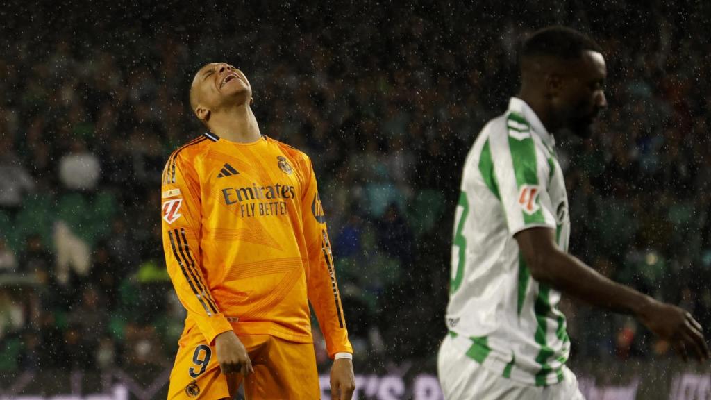 Kylian Mbappé se lamenta tras una ocasión fallada