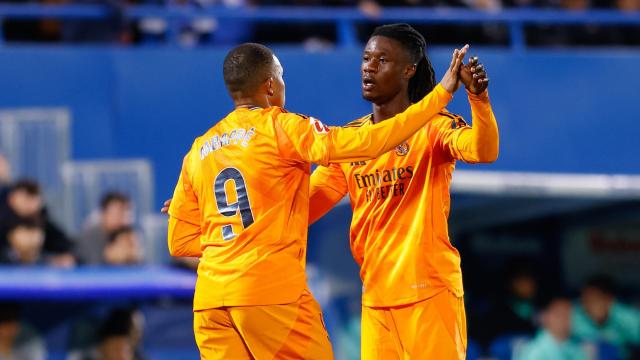 Camavinga celebra junto a Mbappé en un partido del Real Madrid