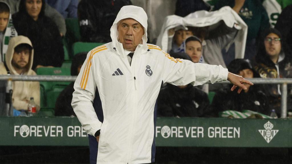 Carlo Ancelotti dando instrucciones a sus jugadores durante el partido ante el Betis.