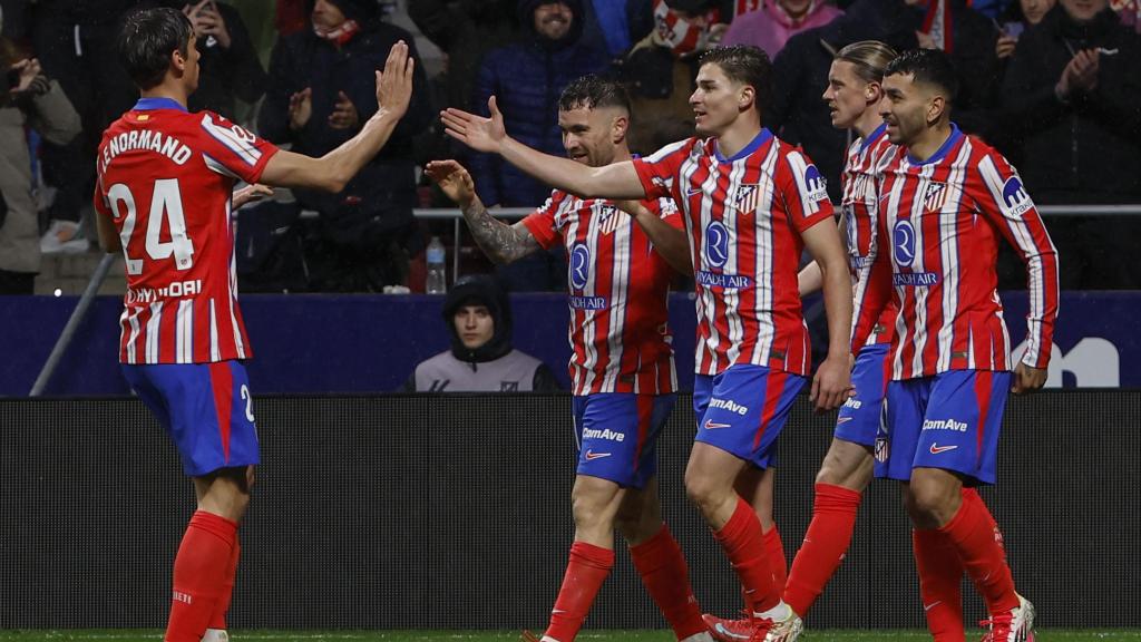 Los jugadores del Atlético de Madrid celebran el gol de Julián Álvarez ante el Athletic Club.