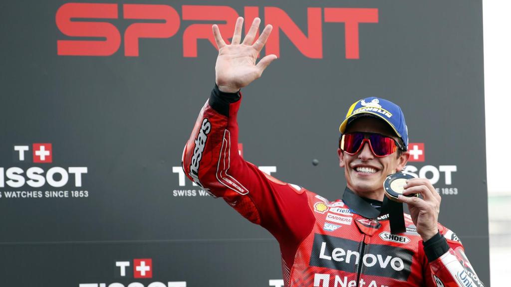 Marc Márquez celebra su victoria en la carrera al sprint del GP de Tailandia, en el circuito de Buriram.