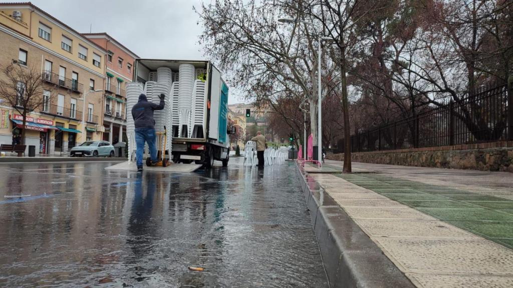 Operarios recogen las sillas instaladas en la avenida de la Reconquista.