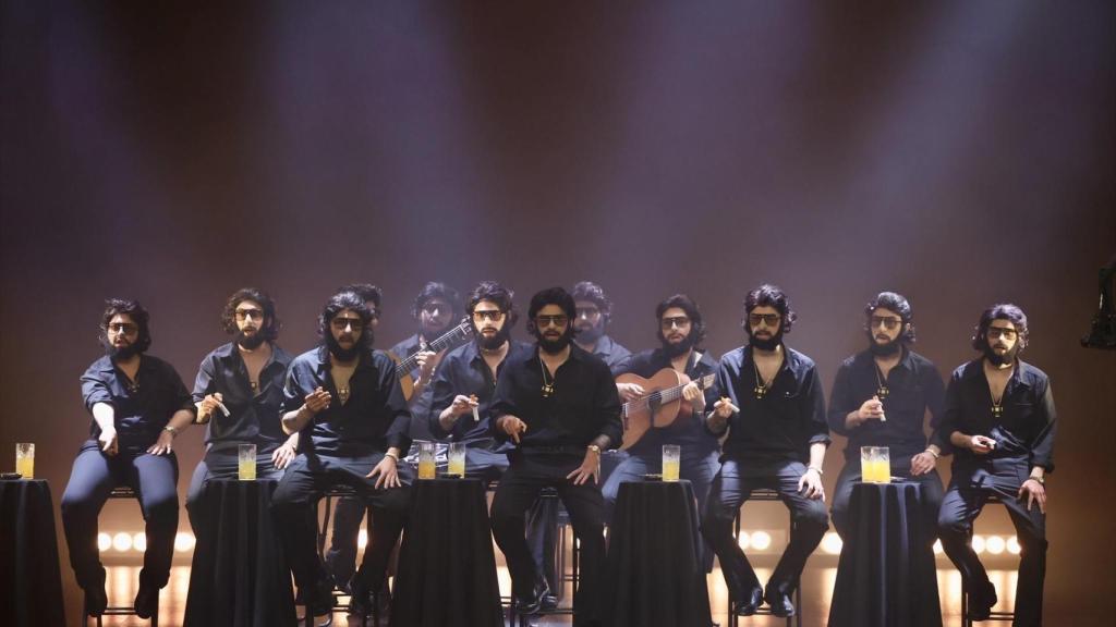 La chirigota 'Los Calaíta', de Alejandro Pérez, durante su actuación en el Teatro Falla