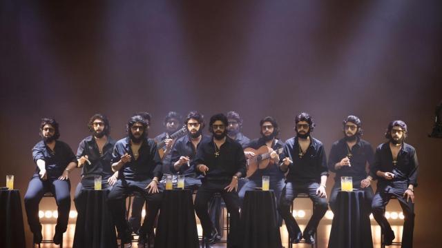 La chirigota 'Los Calaíta', de Alejandro Pérez, durante su actuación en el Teatro Falla