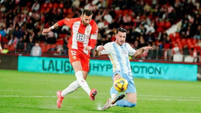 Leo Baptistao y Carlos Puga durante el Almería vs. Málaga