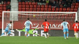 Antoñito Cordero, jugador del Málaga, en el momento de lanzar el penalti contra el Almería