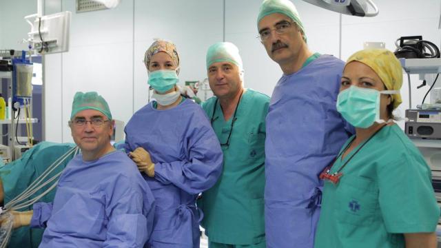 El doctor Pedro Torrecillas junto al equipo médico del Centro Internacional de Criocirugía.