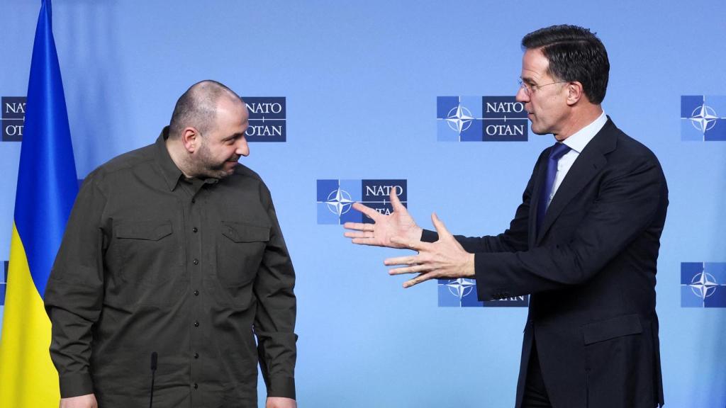 El ministro de defensa de Ucrania, Rustem Umerov, junto a Mark Rutte a mediados de febrero