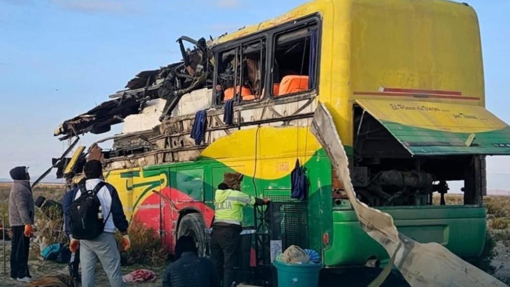 Uno de los autobuses después del accidente en Bolivia.