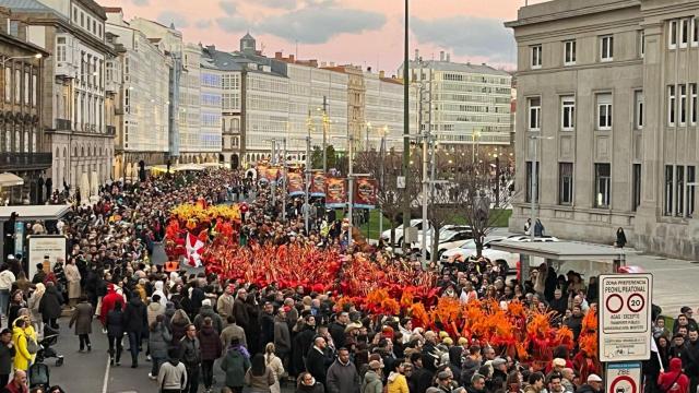 Momento del desfile de comparsas del Carnaval 2025 en A Coruña.