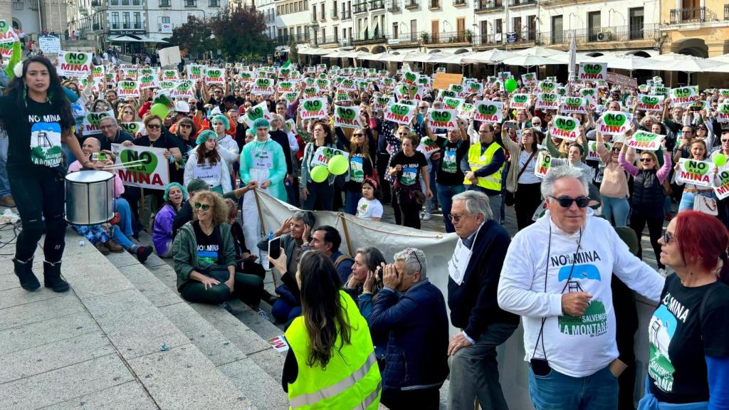 Imagen de la plaza Mayor de Cáceres durante la manifestación contra el proyecto de la mina de litio.