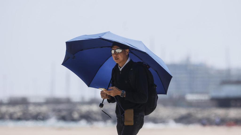 Un hombre camina por la playa de la Malvarrosa, imagen de archivo. Europa Press / Rober Solsona