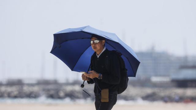 Un hombre camina por la playa de la Malvarrosa, imagen de archivo. Europa Press / Rober Solsona