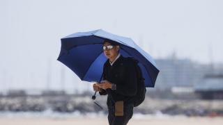 Un hombre camina por la playa de la Malvarrosa, imagen de archivo. Europa Press / Rober Solsona