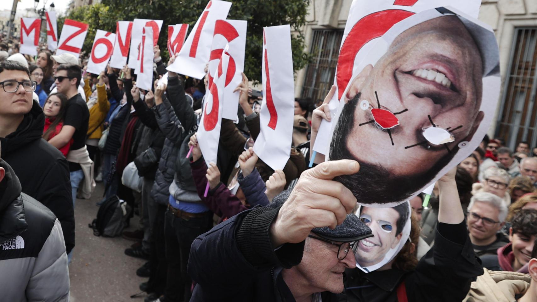 Manifestantes exhiben carteles con el lema 'Mazón dimisión', durante la manifestación celebrada este sábado en Valencia.