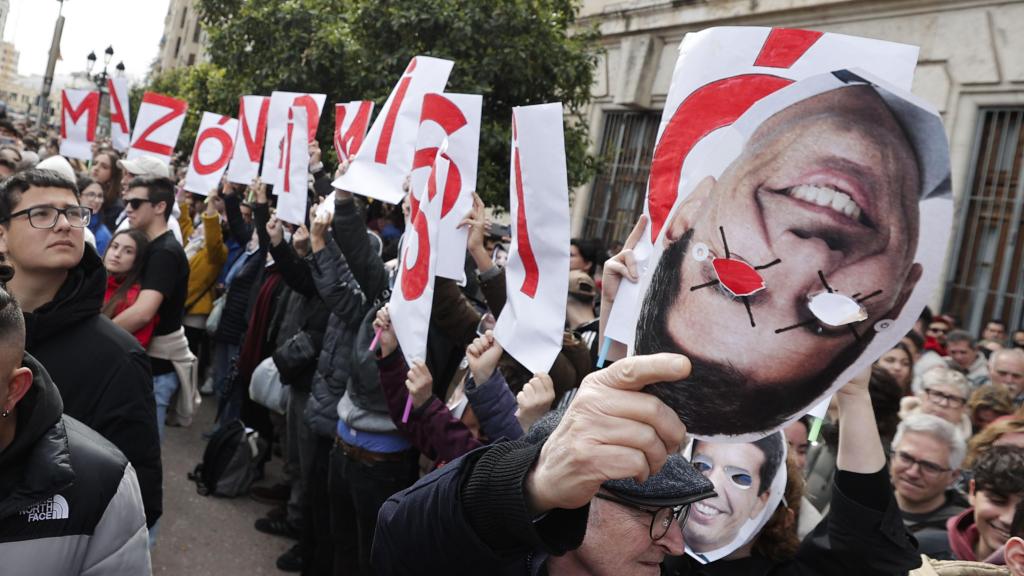 Manifestantes exhiben carteles con el lema 'Mazón dimisión', durante la manifestación celebrada este sábado en Valencia.