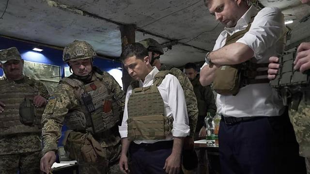 El presidente Zelenski y el ministro Zagorodnyuk, en una visita al frente del Donbás en 2019.