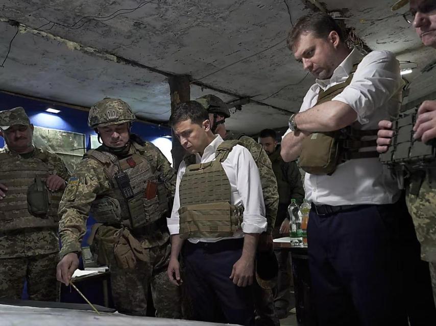 El presidente Zelenski y el ministro Zagorodnyuk, en una visita al frente del Donbás en 2019.