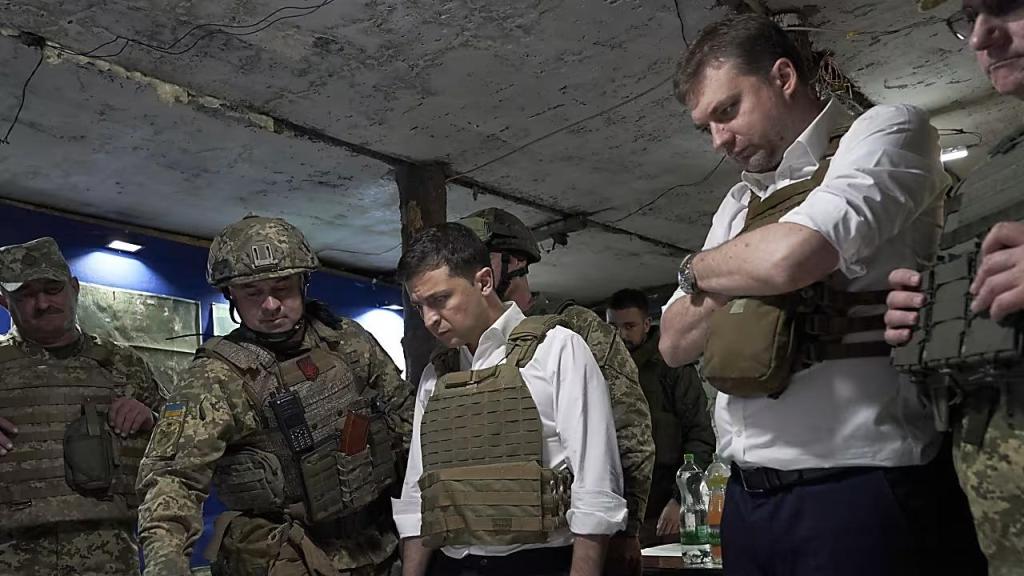 El presidente Zelenski y el ministro Zagorodnyuk, en una visita al frente del Donbás en 2019.